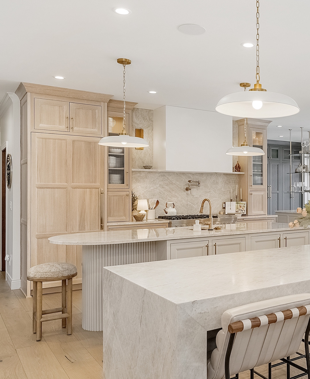 30 White Oak Kitchen That Blend Warmth, Style and Modern