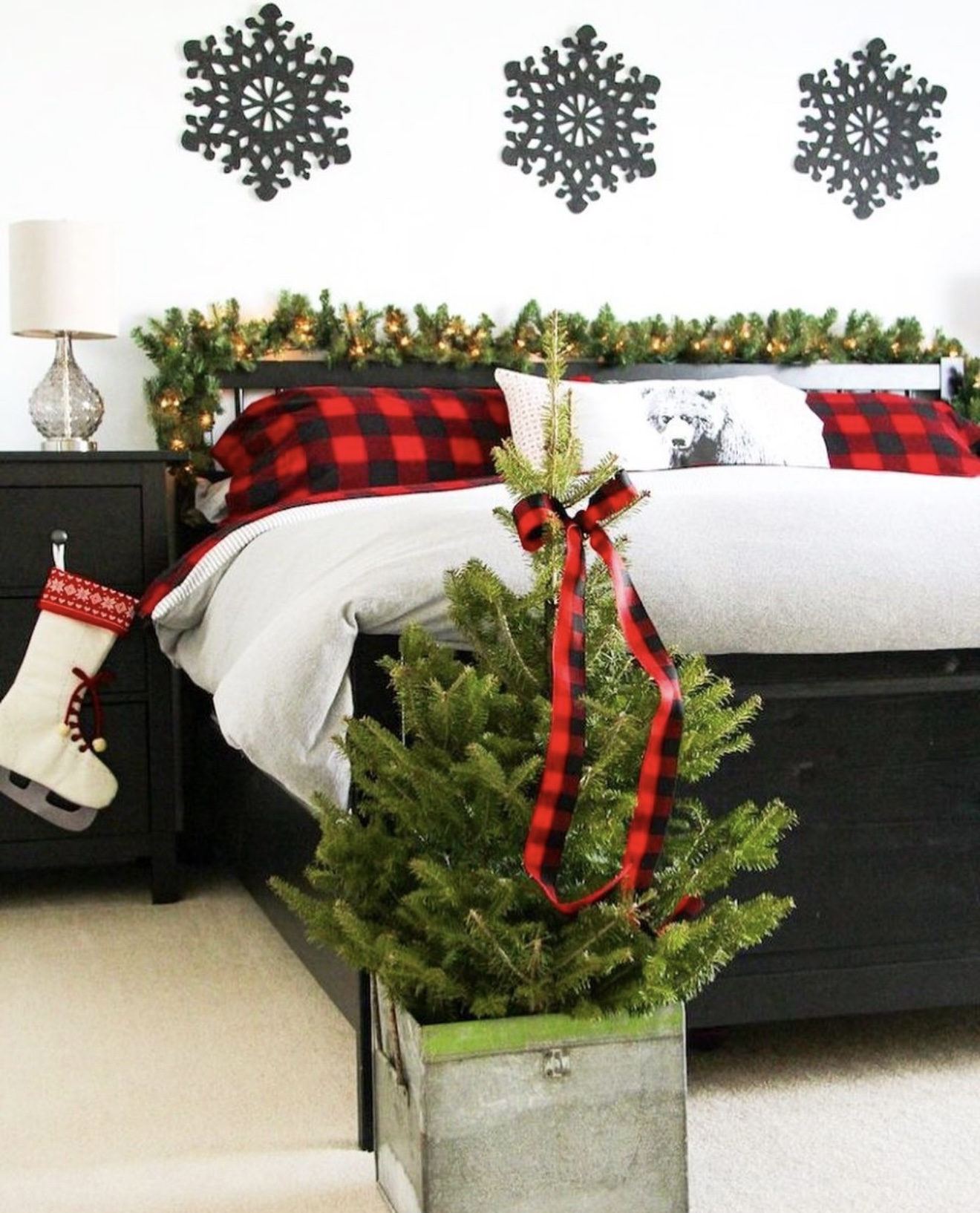 35 Christmas Decor Ideas Bedroom to Create a Cozy, Stylish and Festive ...
