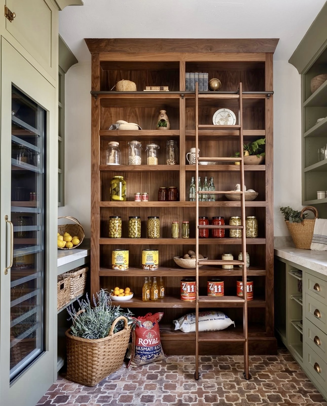 35 Walk In Pantry 2026: Stylish Layouts, Smart Organization and Modern ...
