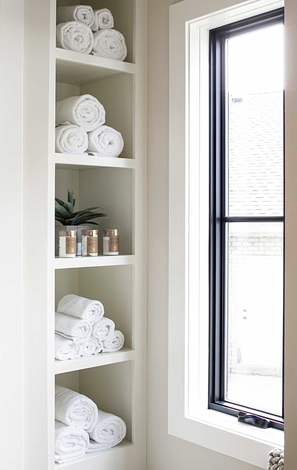 32 Chic Small Linen Closet Organization Ideas for 2025 Homes - placeideal.com