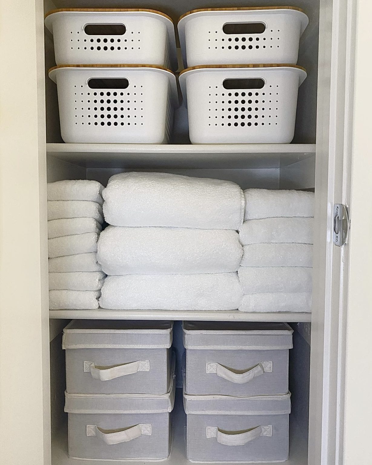 27 Chic Small Linen Closet Organization Ideas for 2024 Homes ...