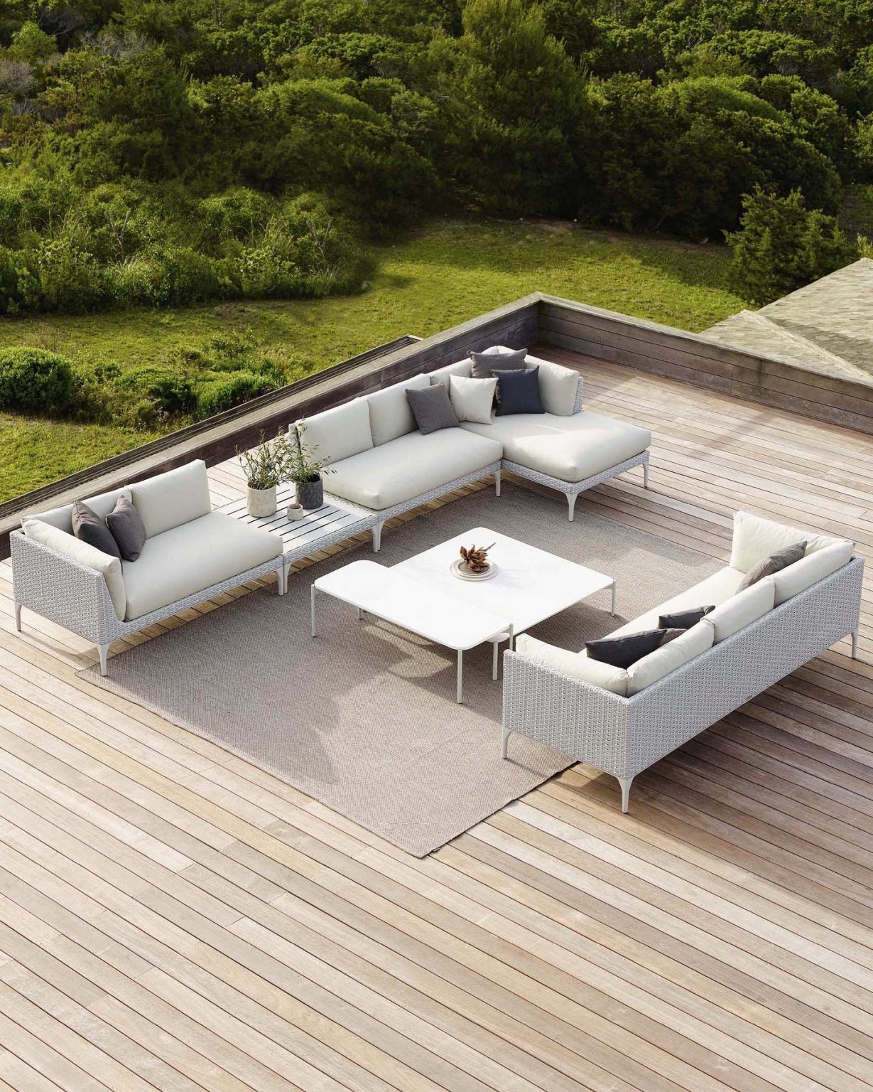 6 Best Swings For A Minimalist Design To Elevate Patios