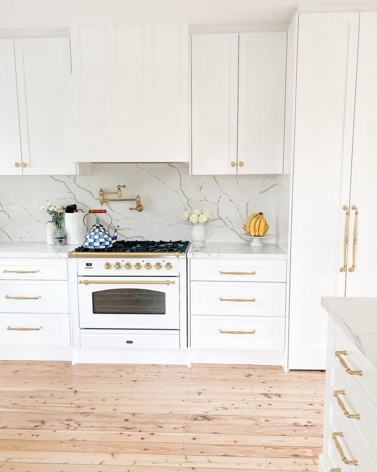 30 White Kitchen Ideas To Brighten Your Space In 2025 Elegant Designs 14 25 1229x1536 