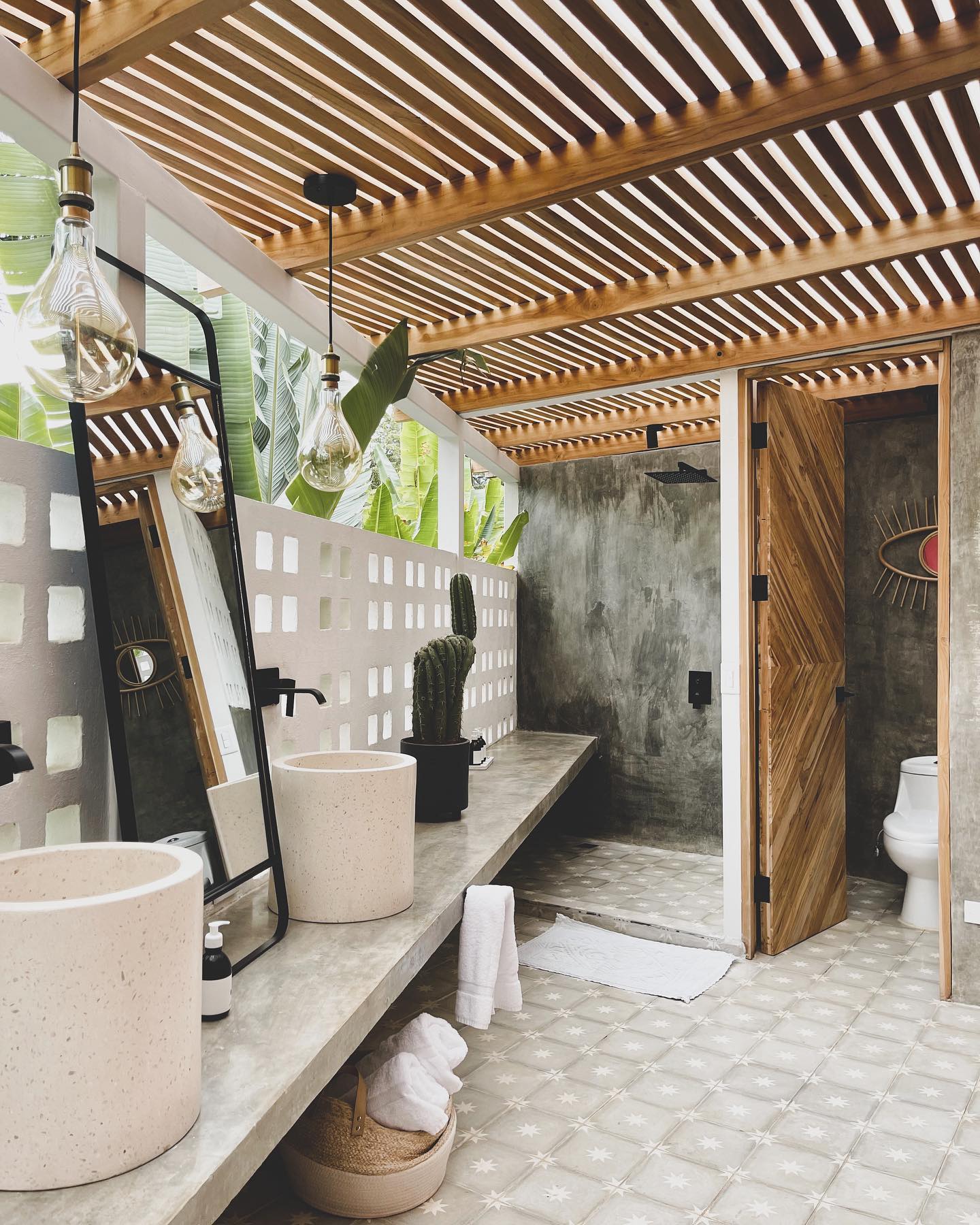 Discover 35 Outdoor Bathroom Ideas for a Blissful Retreat - placeideal.com