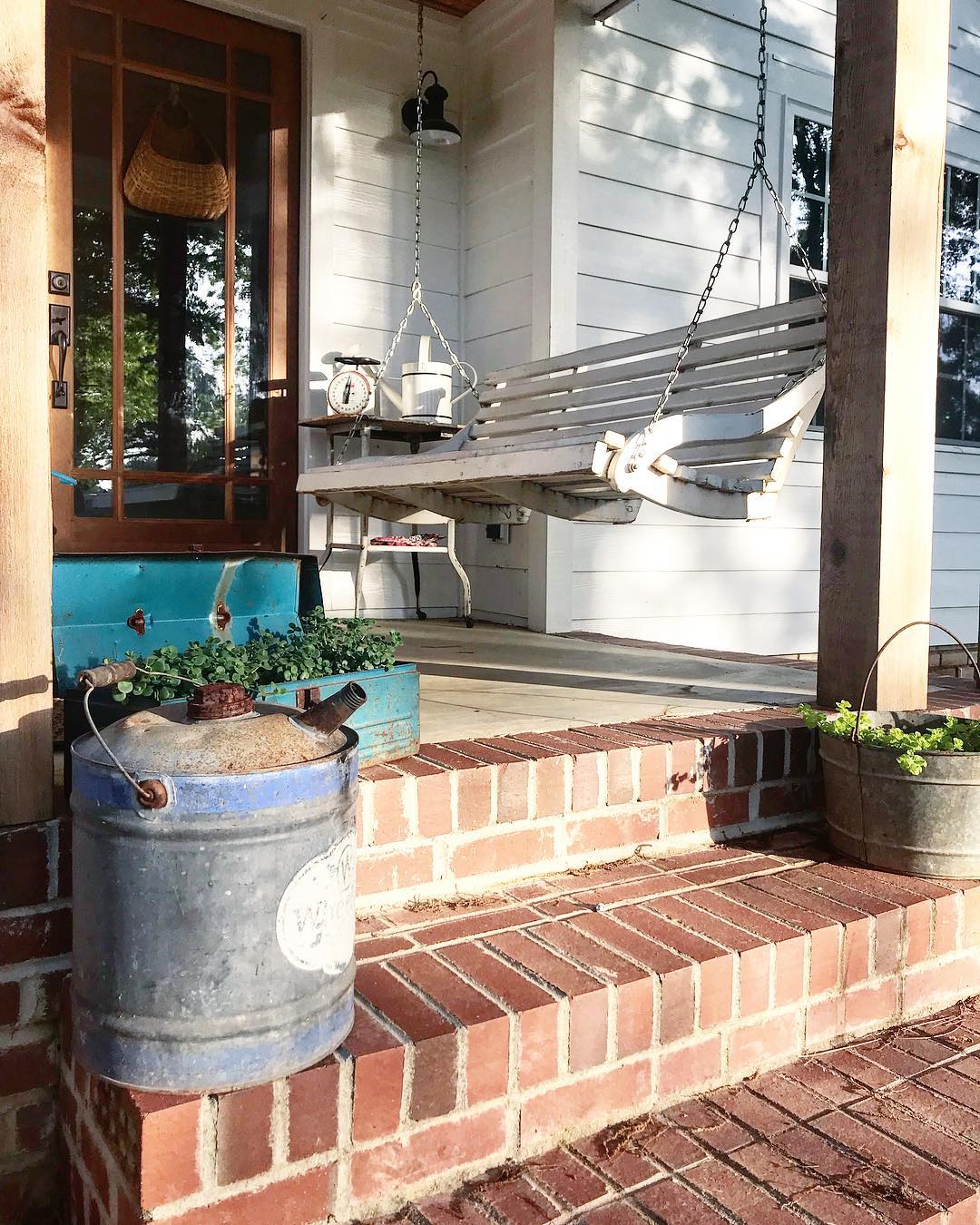 23 Vintage Front Porch Designs That Invite You Home - placeideal.com