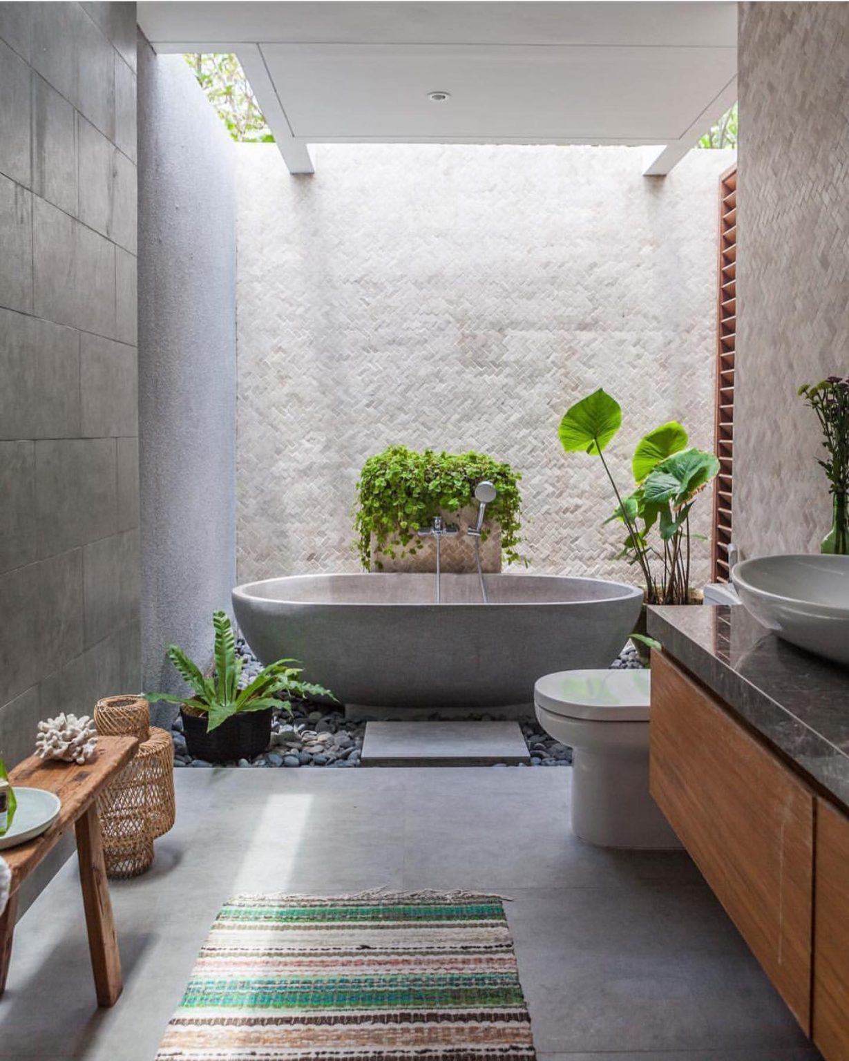 Discover 35 Outdoor Bathroom Ideas for a Blissful Retreat - placeideal.com
