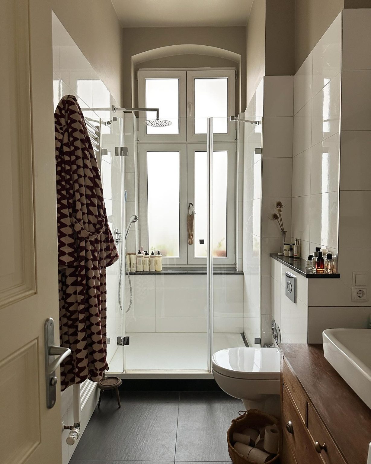 39 Creative Narrow Bathroom Ideas to Transform Your Space - placeideal.com