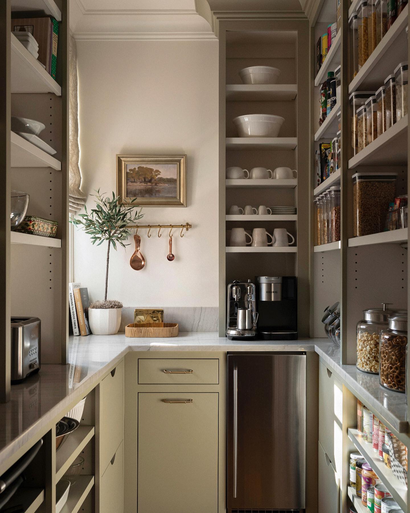 Top 36 Walk-In Pantry Ideas for Maximized Storage & Style | Home Design ...