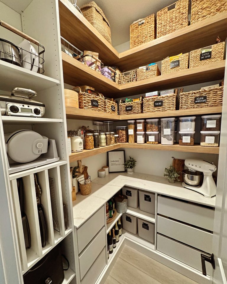 Top 36 Walk-In Pantry Ideas for Maximized Storage & Style | Home Design ...