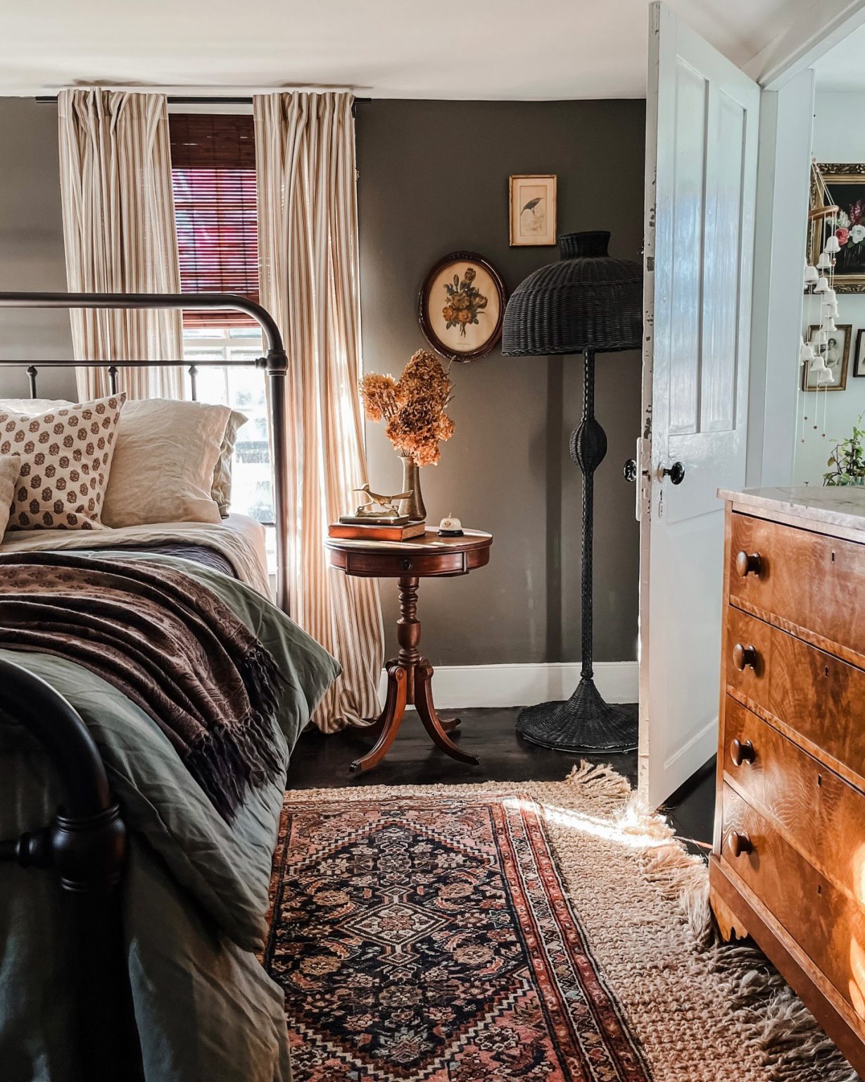 32 Vintage Bedroom Ideas for Charming Retro-Inspired Spaces ...