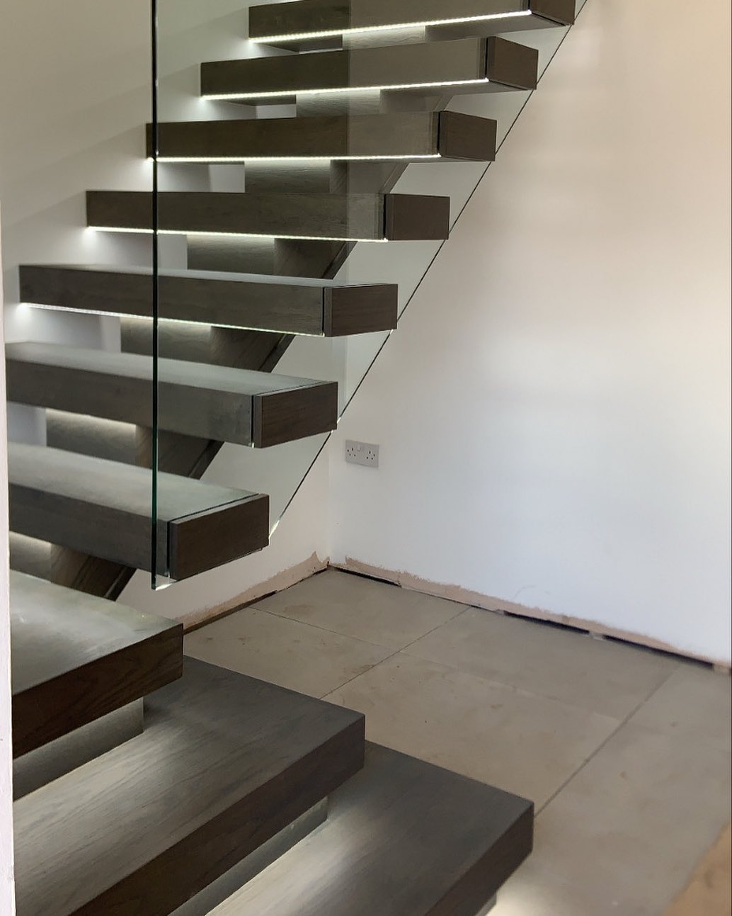 29 Glass Staircase Ideas: Elegance Meets Modern Design - placeideal.com