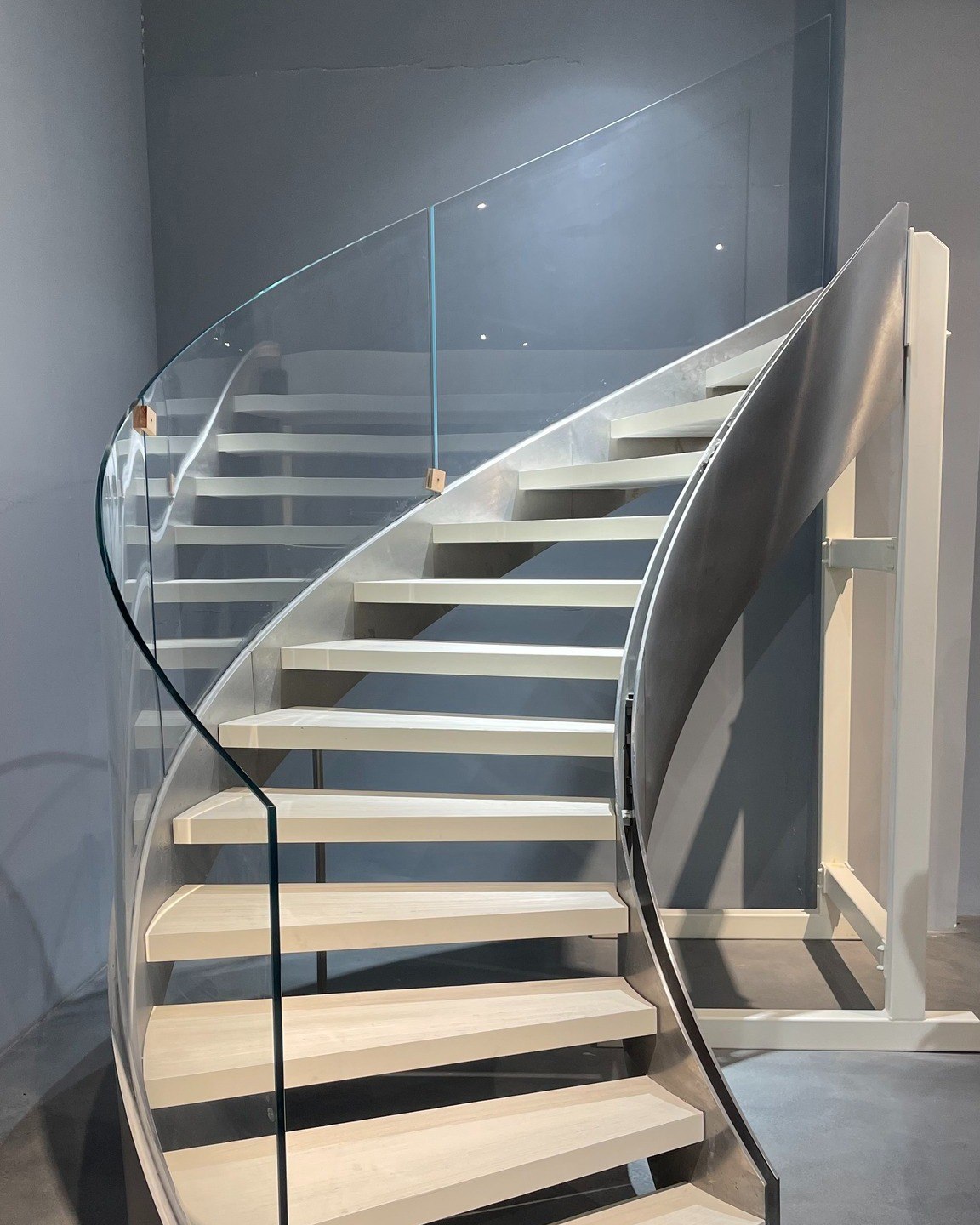 29 Glass Staircase Ideas: Elegance Meets Modern Design - placeideal.com
