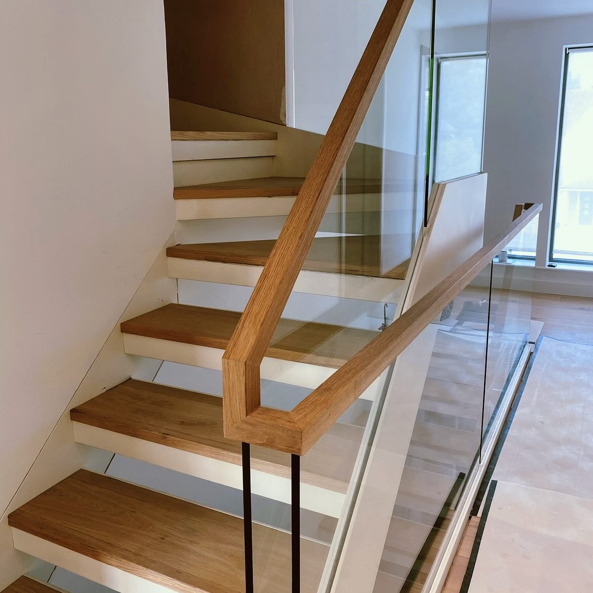 29 Glass Staircase Ideas: Elegance Meets Modern Design - placeideal.com