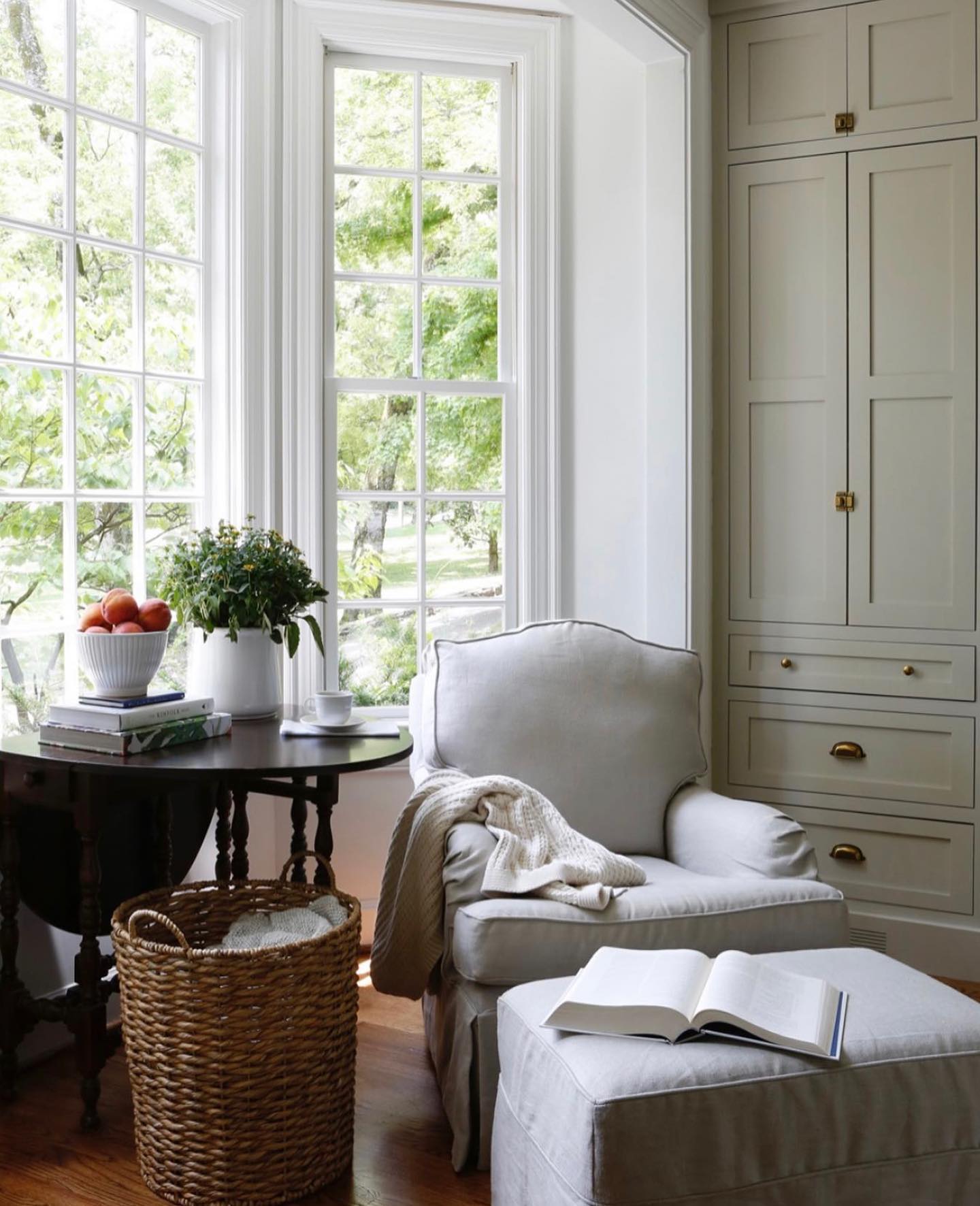 View of 28 Windows Ideas for Living Rooms: Enhance Style and Functionality ...