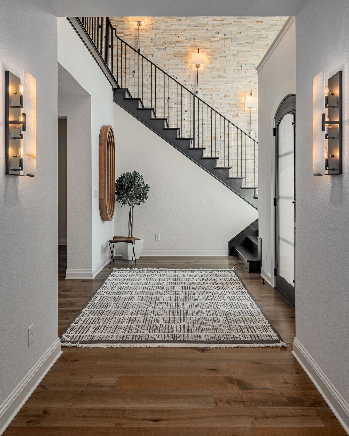 21 Tall Wall Decor Ideas to Elevate Your Home’s Aesthetic - placeideal.com