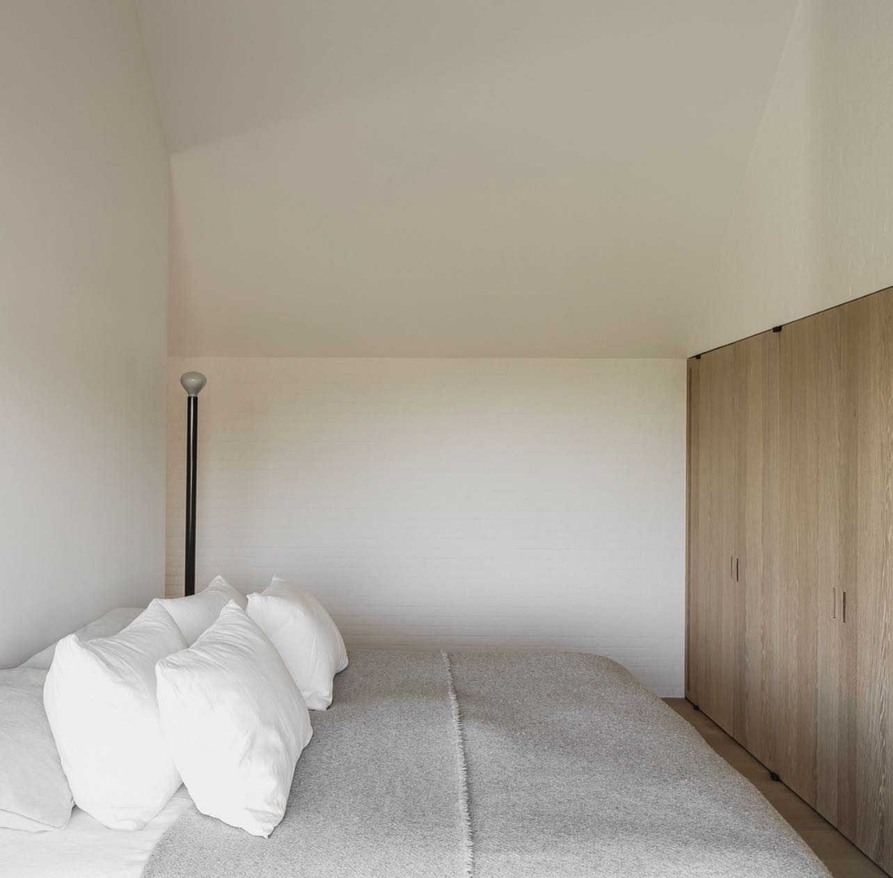 31 Minimalist Bedroom Designs to Inspire Your Next Makeover ...