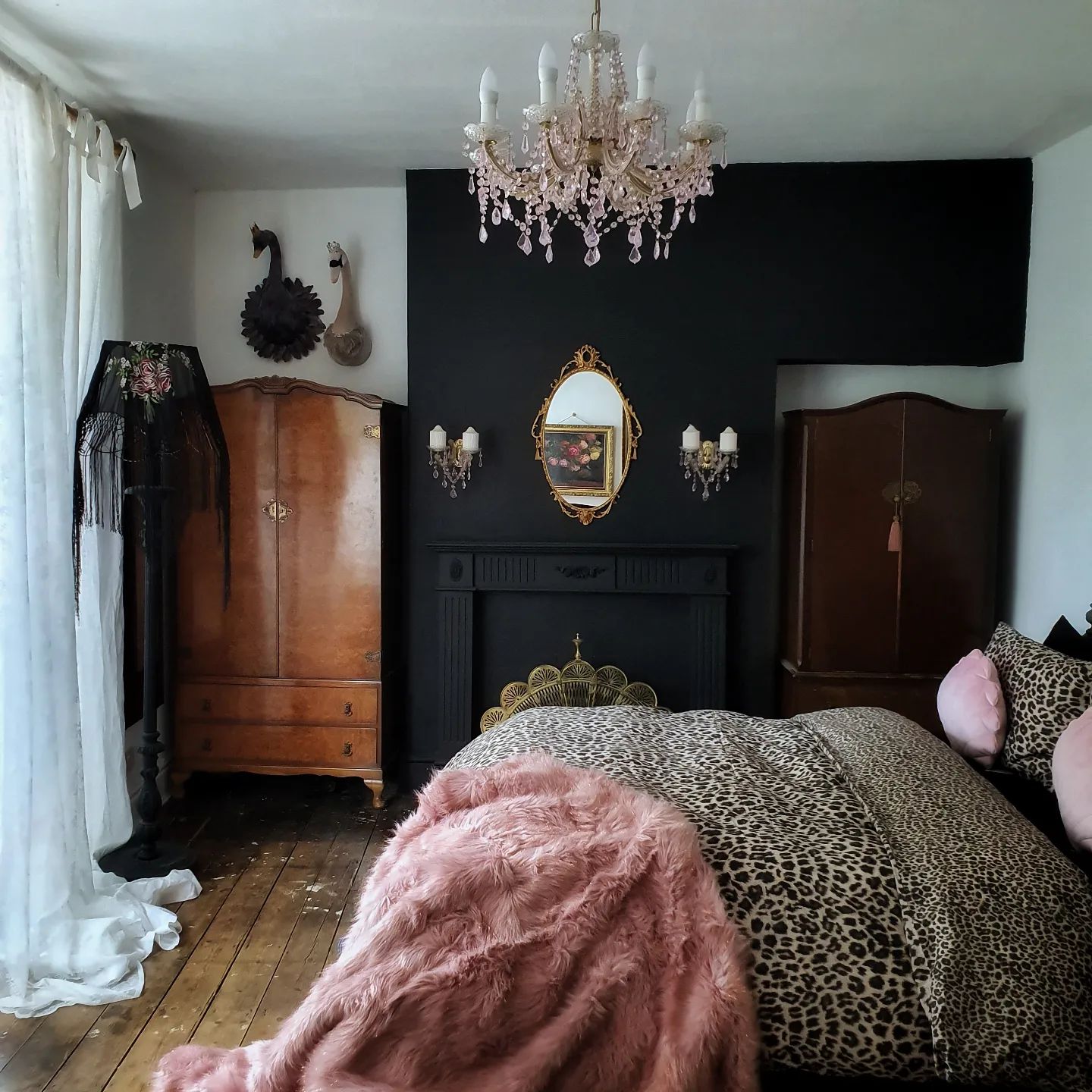 32 Gothic Bedroom Ideas: Transform Your Space with Dark Elegance and ...