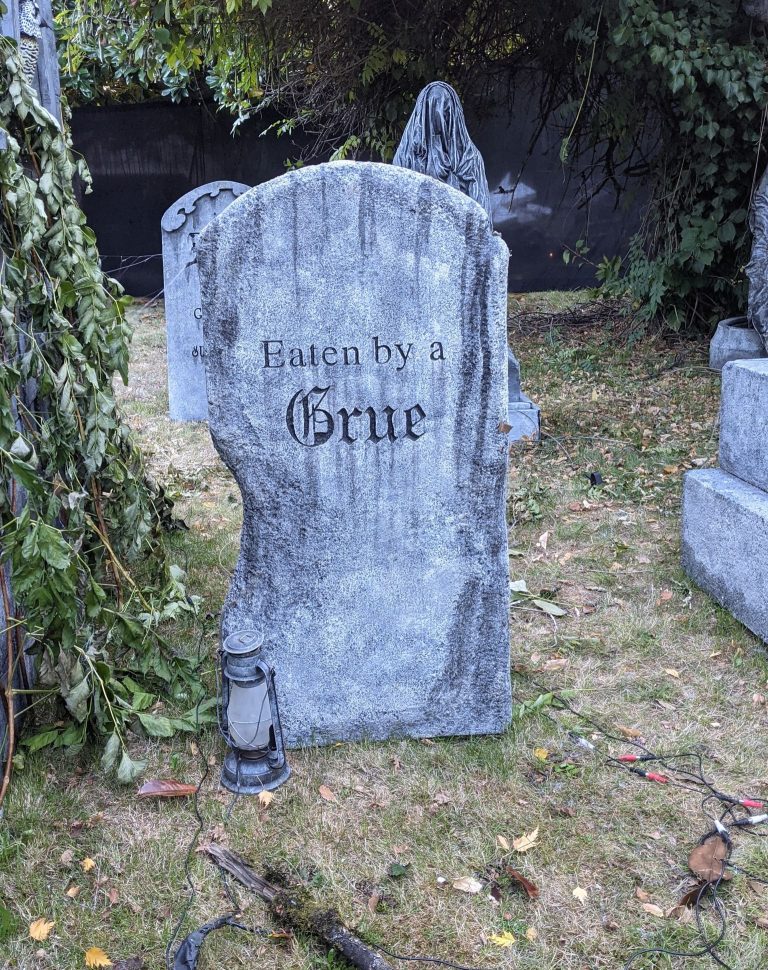 30 Halloween Graveyard Ideas to Spook Up Your Front Yard and Indoor ...