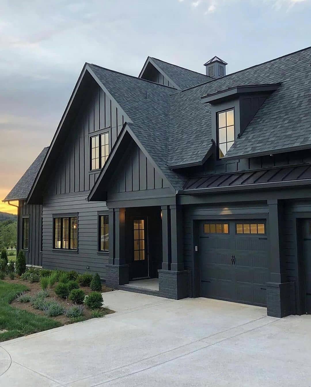 29 Stunning Black House Exterior Ideas: Modern Design, Wood Accents ...