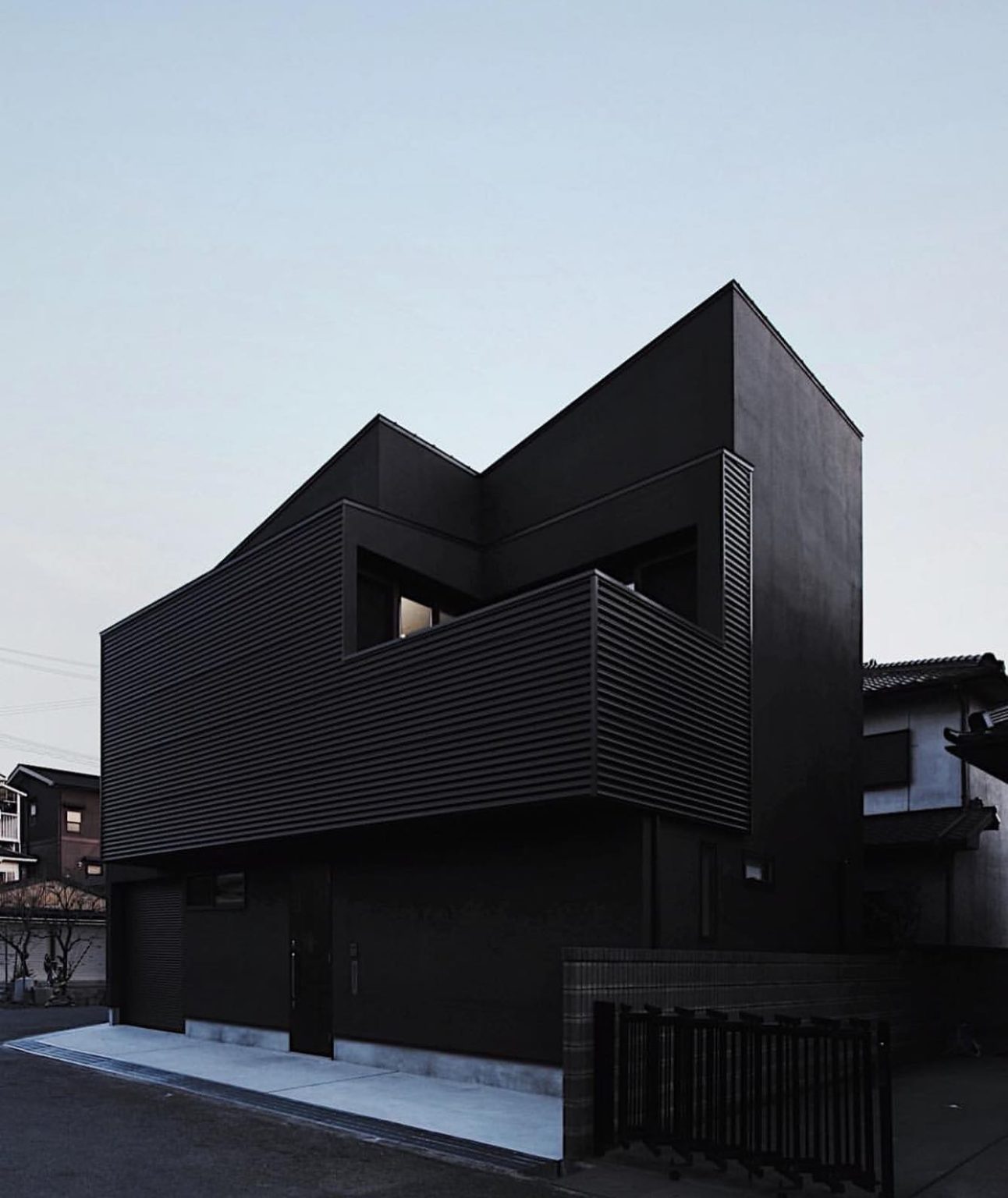 29 Stunning Black House Exterior Ideas: Modern Design, Wood Accents ...