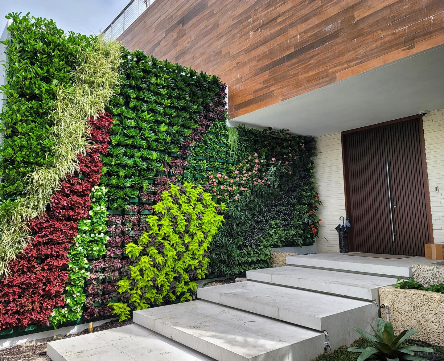 30 Stunning Green Living Walls: Transform Your Space with Nature ...