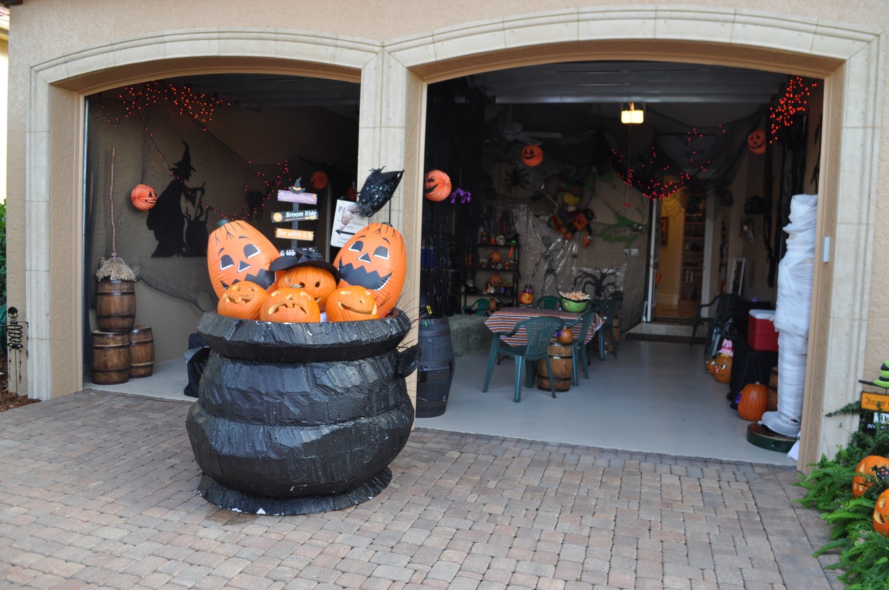 28 Spooky and Easy Halloween Garage Decorations That Will Impress Your