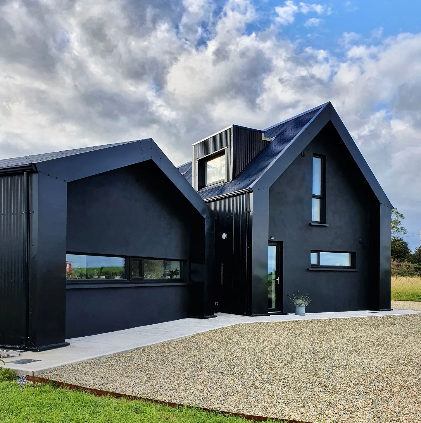29 Stunning Black House Exterior Ideas: Modern Design, Wood Accents ...