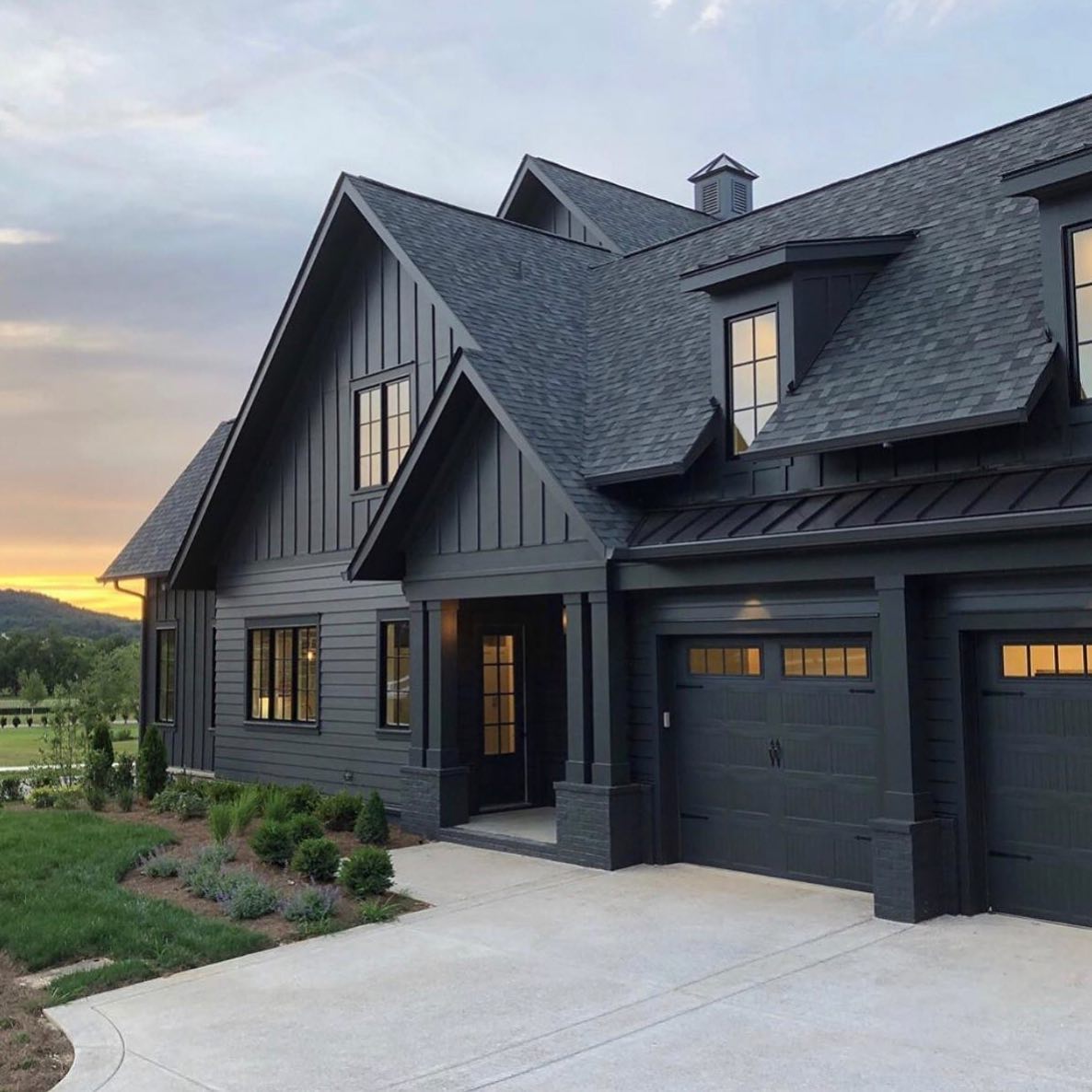 29 Stunning Black House Exterior Ideas: Modern Design, Wood Accents ...