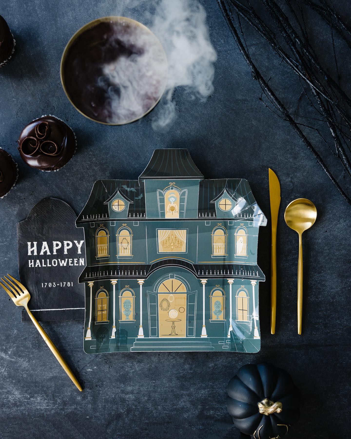 40 Halloween Table Decorations to Elevate Your Spooky Party with Classy ...