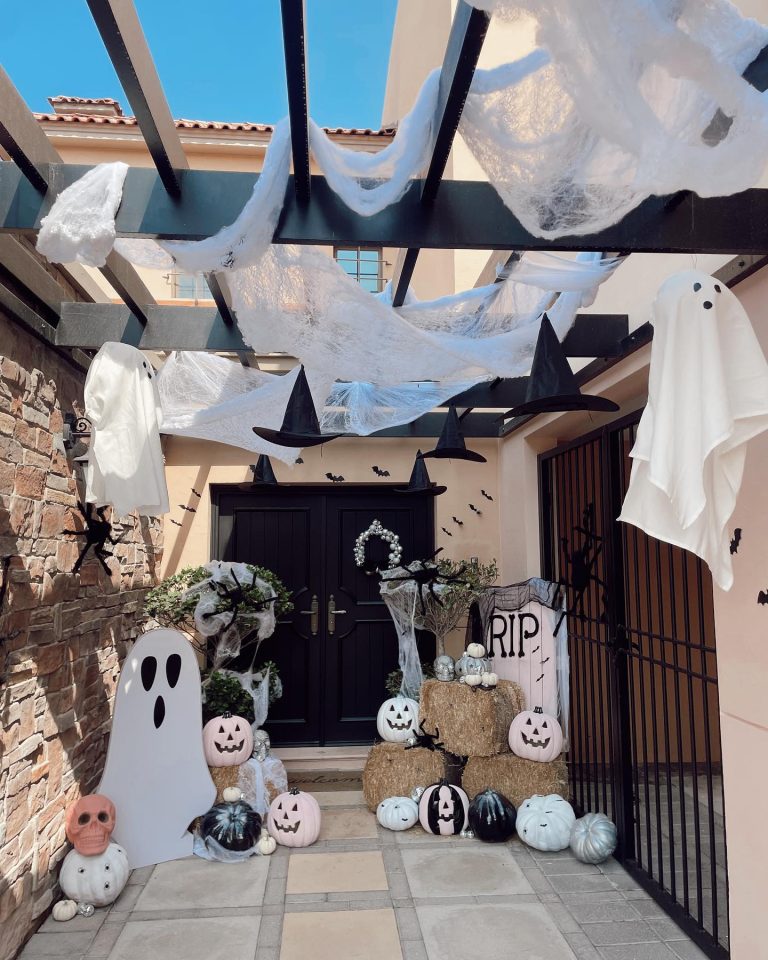 31 Halloween Door Decorations: Transform Your Home with These Spooky ...