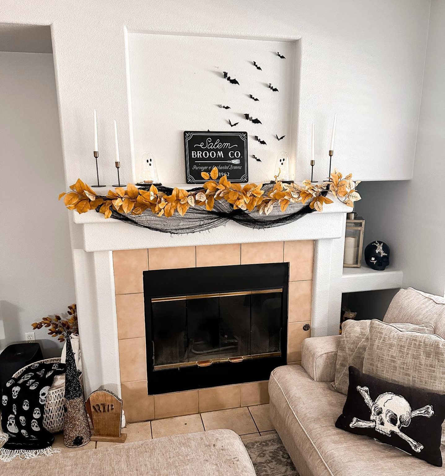 35 Halloween Mantle Decor Ideas for Spooky and Elegant Fireplaces ...