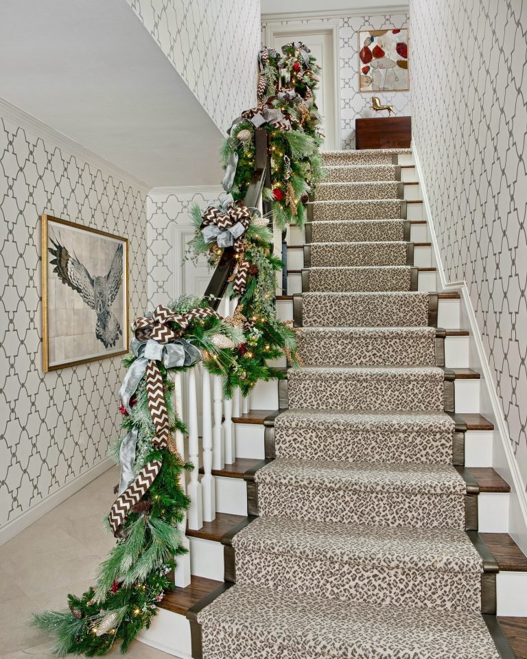 25 Christmas Staircase Decor Ideas That Will Transform Your Home Into a ...