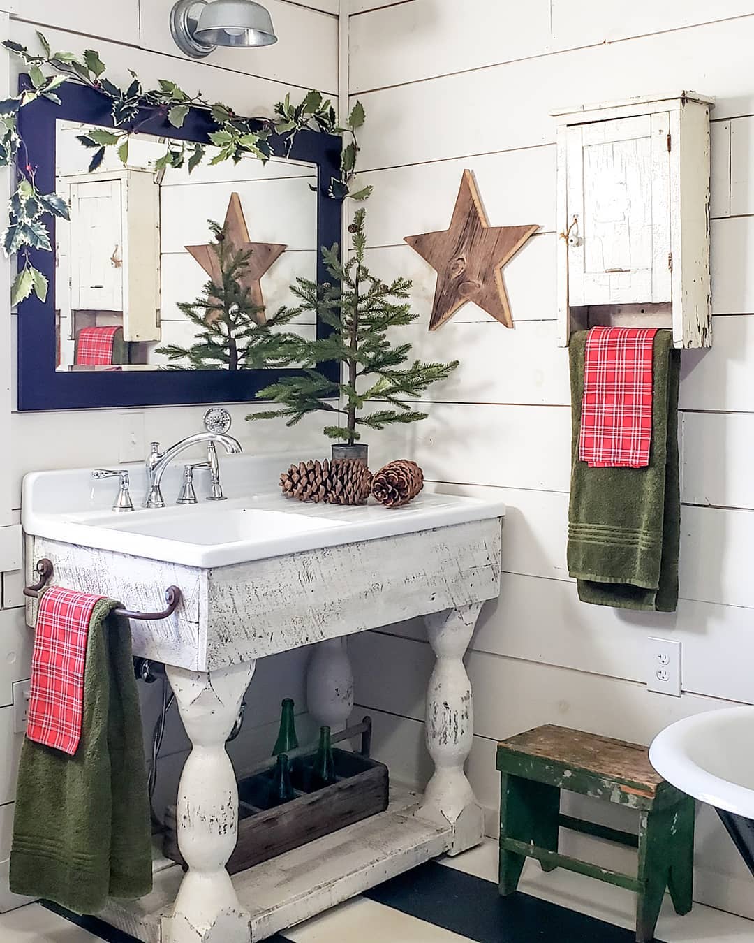 35 Christmas Bathroom Decor Ideas to Make Your Space Cozy and Festive ...