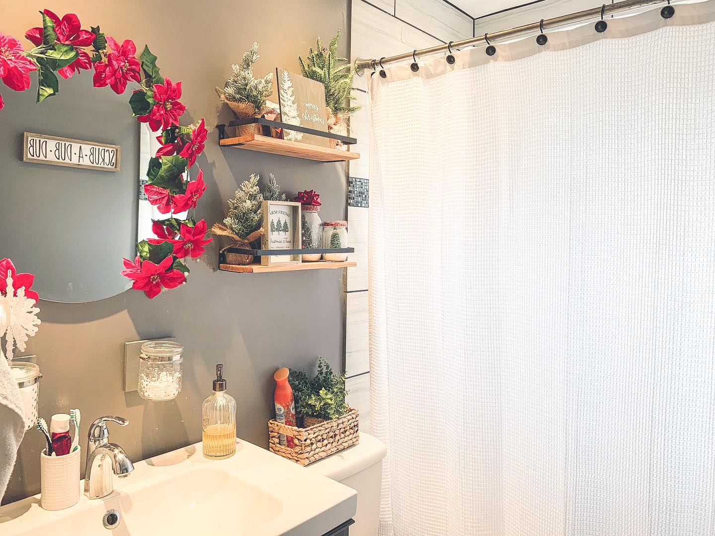 35 Christmas Bathroom Decor Ideas to Make Your Space Cozy and Festive ...