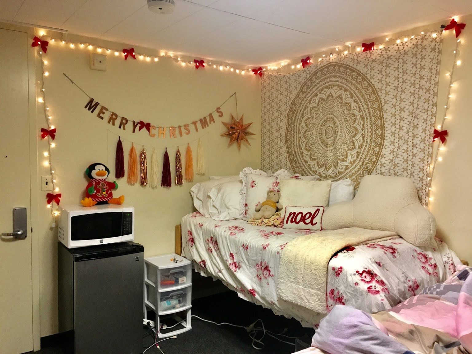 26 Christmas Dorm Decorations That Will Transform Your Space Into a ...