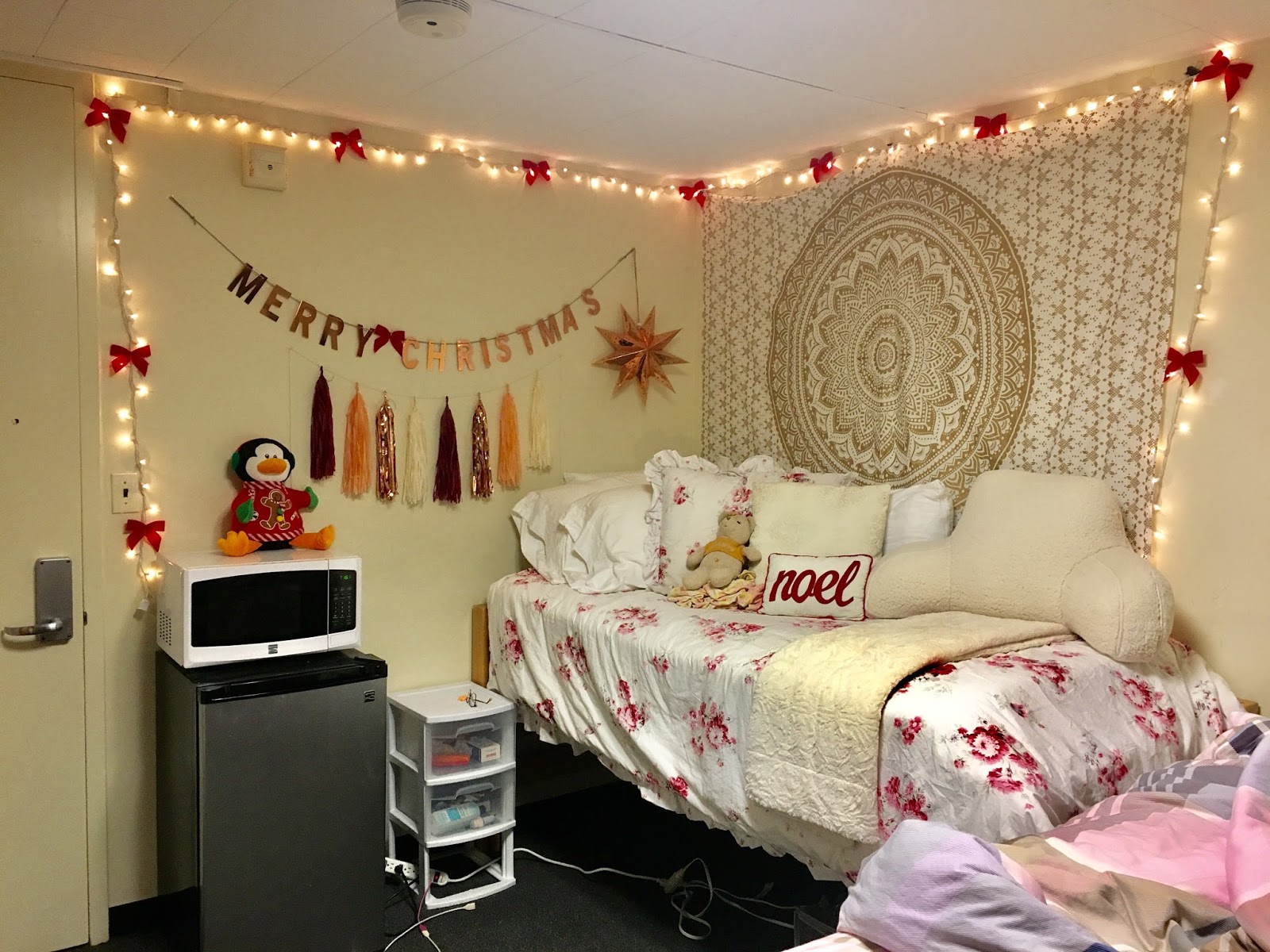 26 Christmas Dorm Decorations That Will Transform Your Space Into a ...