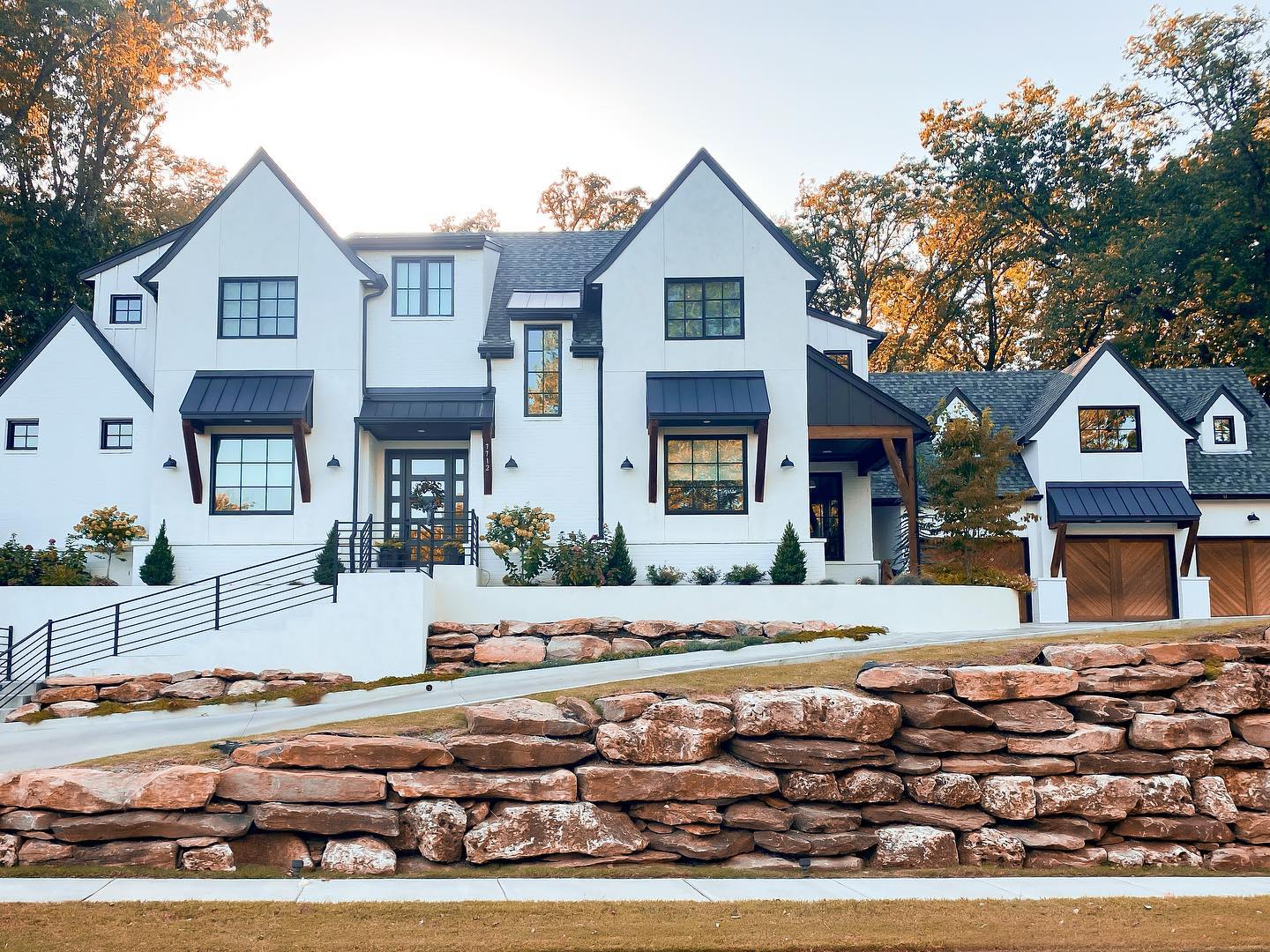 35 White House Exterior Ideas: Stunning Designs with Wood Accents ...