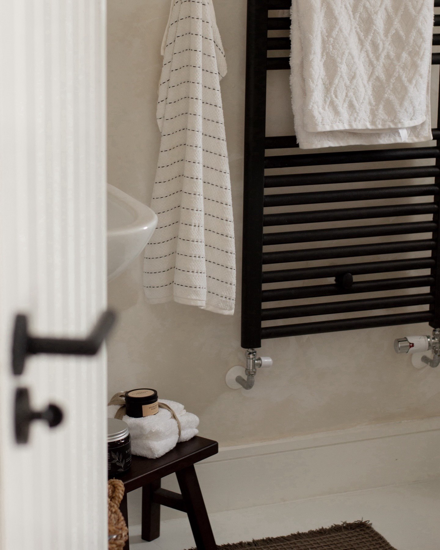 Picture of 30 Stunning Apartment Bathroom Decor Ideas to Transform Your Small ...