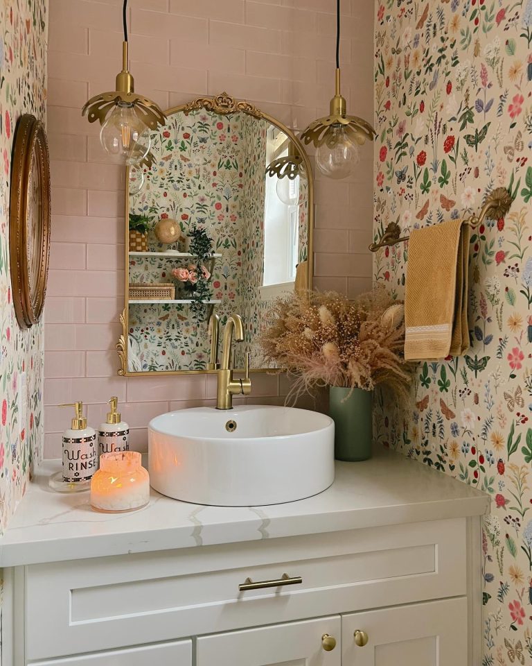 30 Stunning Apartment Bathroom Decor Ideas to Transform Your Small ... - Textured Small Apartment Bathroom Accessories