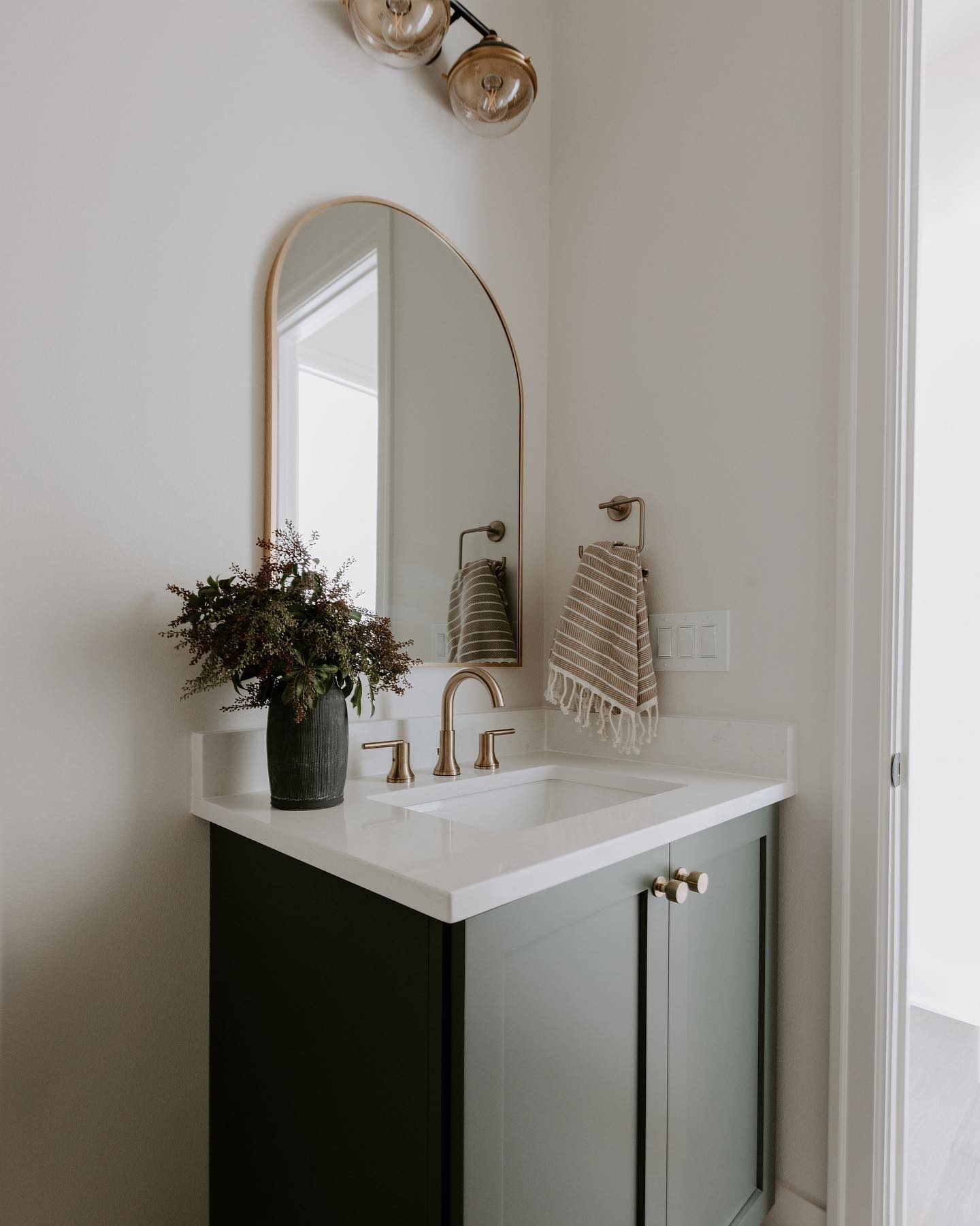 30 Powder Bathroom Ideas That Blend Luxe, Modern, and Classic Styles ...