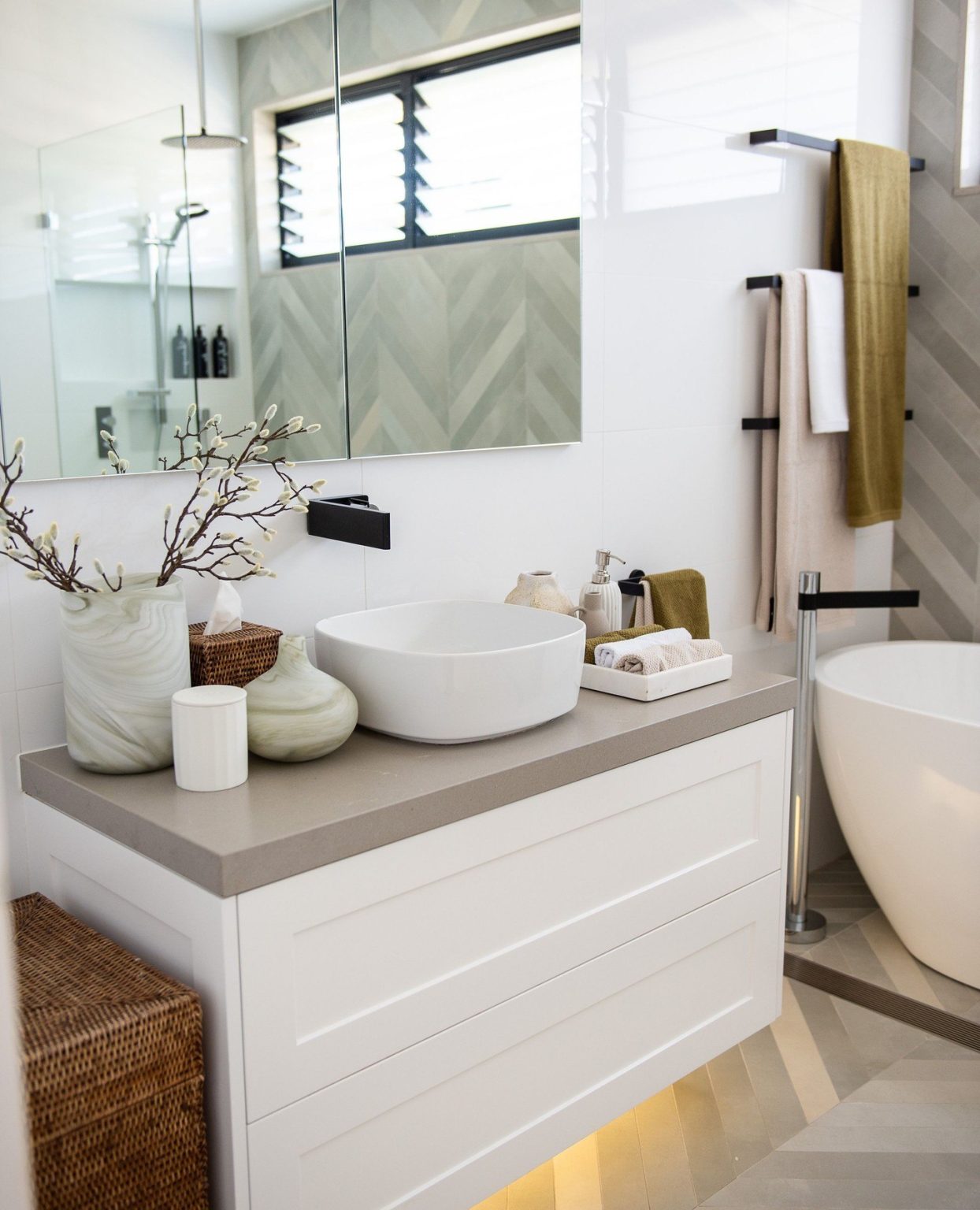 30 Stunning Apartment Bathroom Decor Ideas to Transform Your Small ...