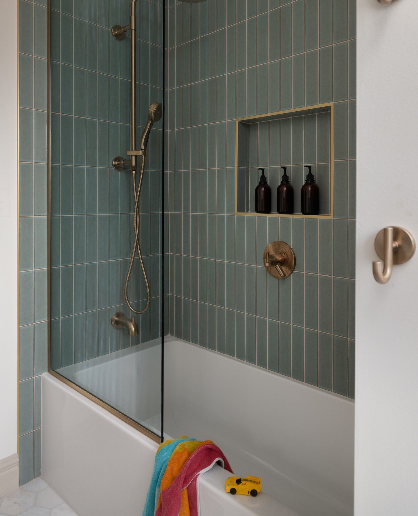25 Green Tile Bathroom Ideas for a Stylish and Functional Space ...