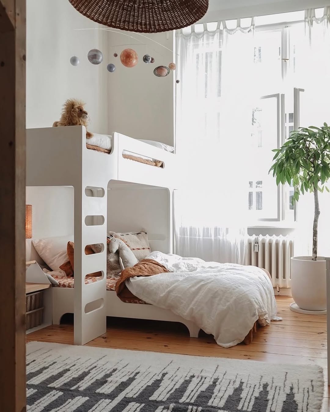 View of 25 Kids Shared Bedroom Ideas - Smart Layouts, Space-Saving Beds and ...