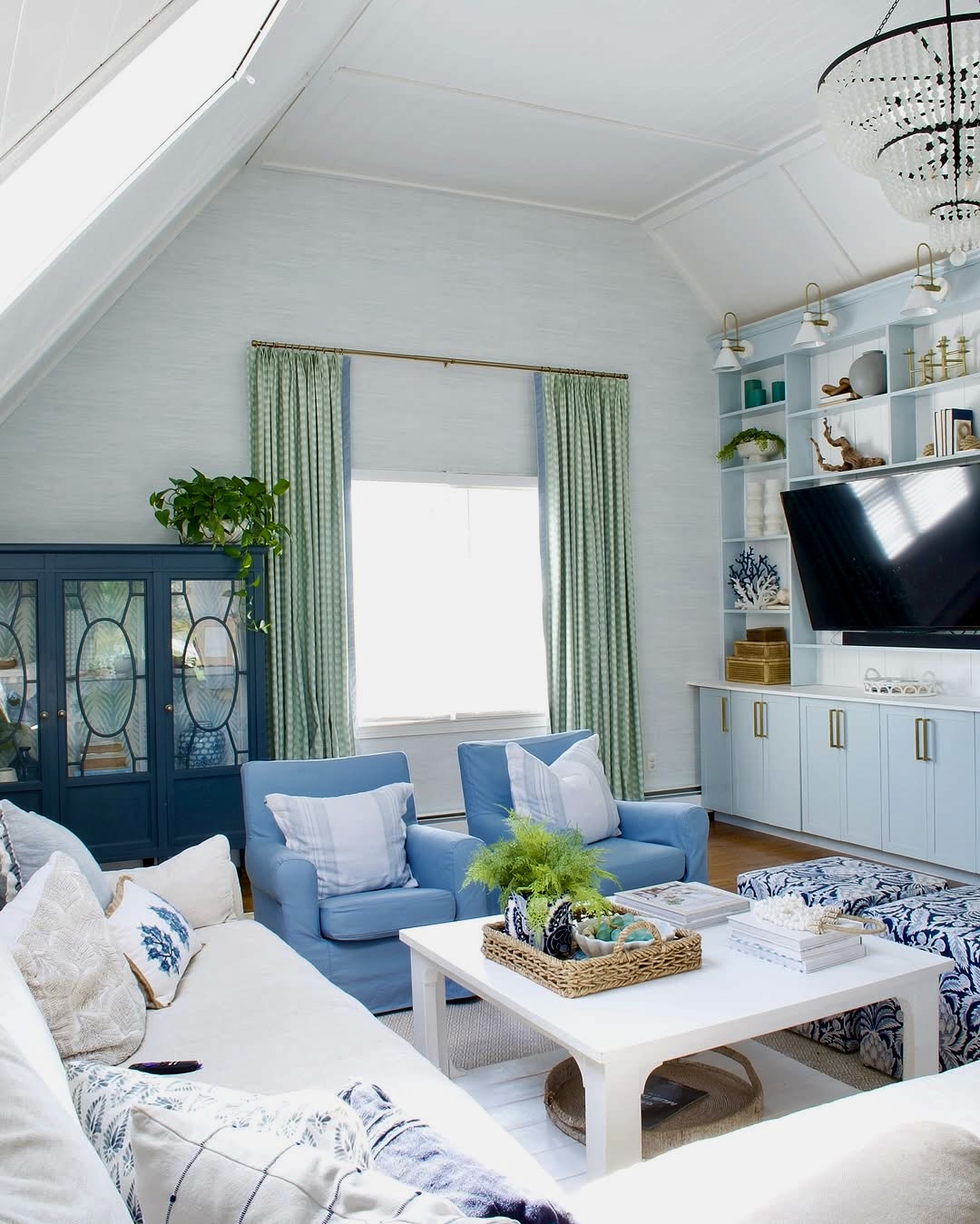 25 Blue and Green Living Room Ideas That Blend Bold Color with ...