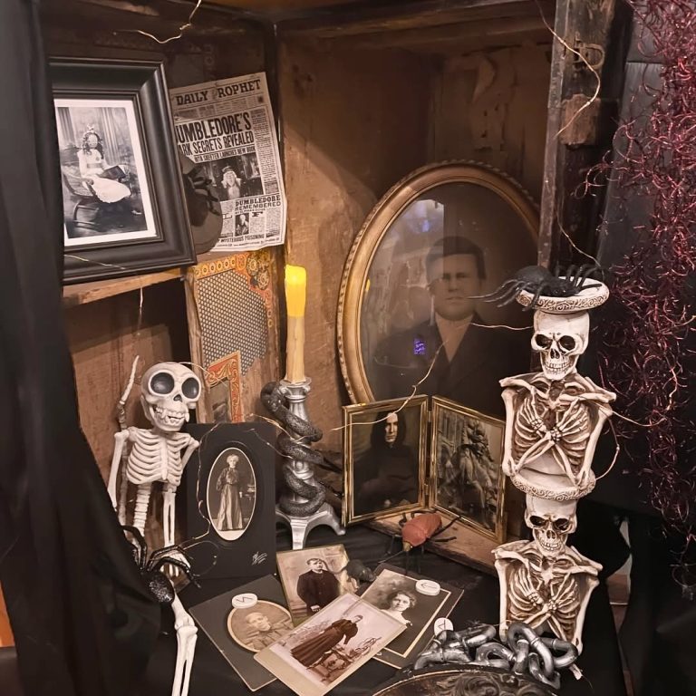 35 Halloween Room Decor Ideas That Will Turn Any Space Into a Spooky ...