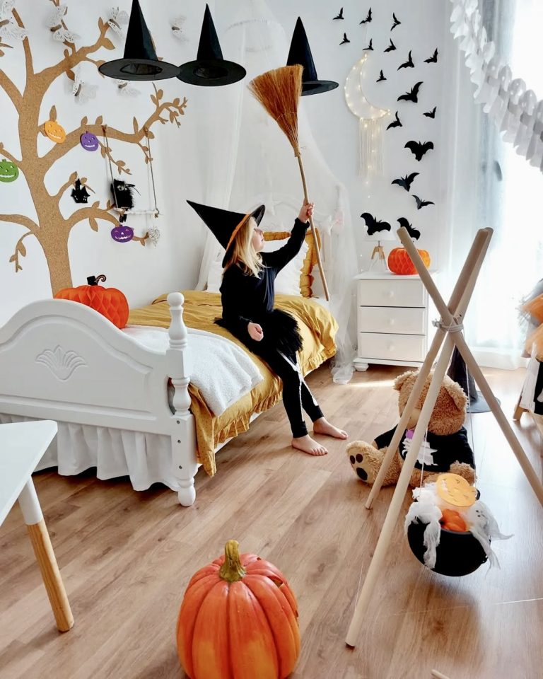 35 Halloween Room Decor Ideas That Will Turn Any Space Into a Spooky ...