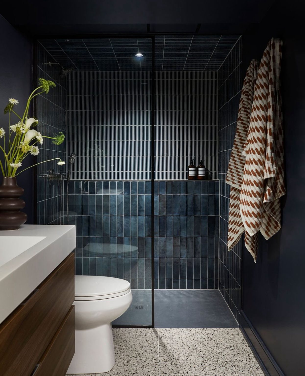 30 Dark Moody Bathroom Ideas That Bring Drama, Luxury, and Timeless ...