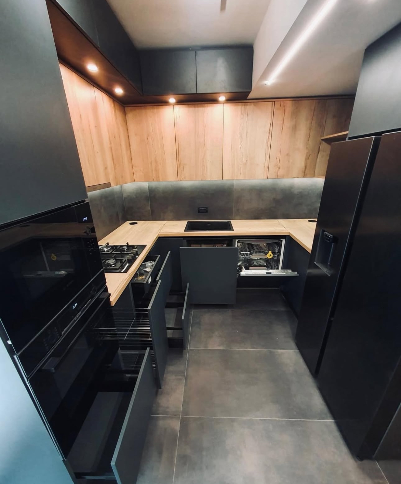 30 Black Kitchen Cabinets That Prove Dark Designs Are the Boldest ...