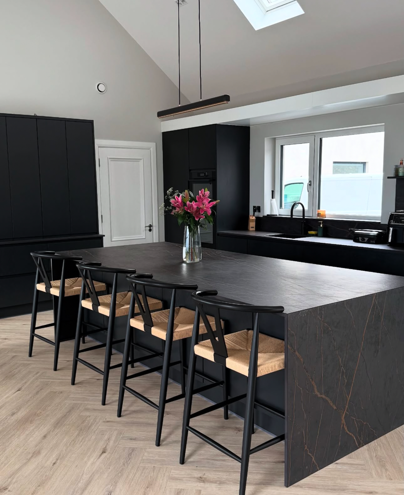25 Dark Moody Kitchen Ideas That Prove Bold Colors and Dramatic Design ...