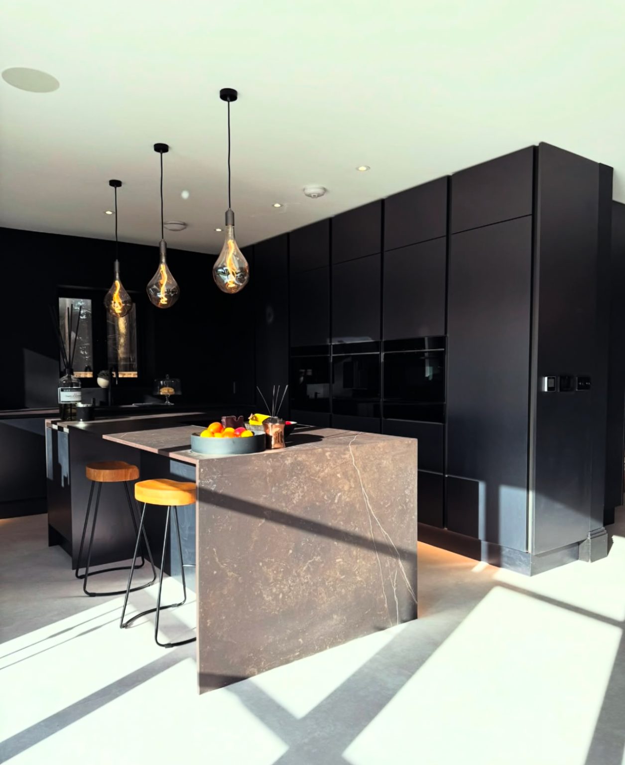 25 Dark Moody Kitchen Ideas That Prove Bold Colors and Dramatic Design ...